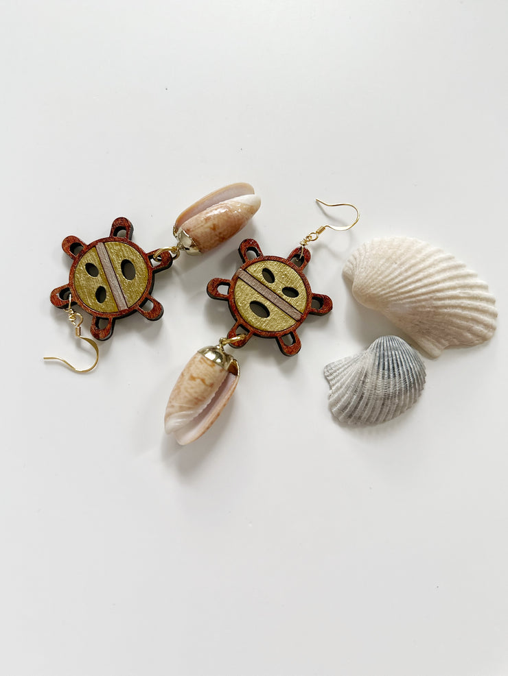 Sol Taino y Caracol Earrings