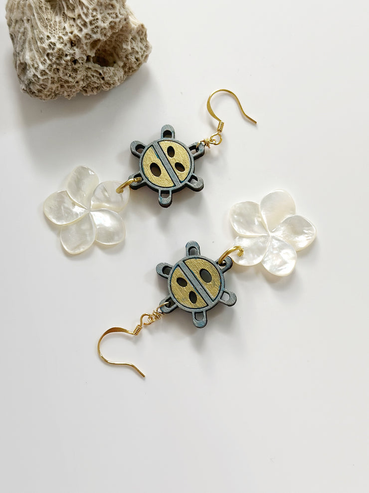 Sol Taíno Flower Mother of Pearl Earrings