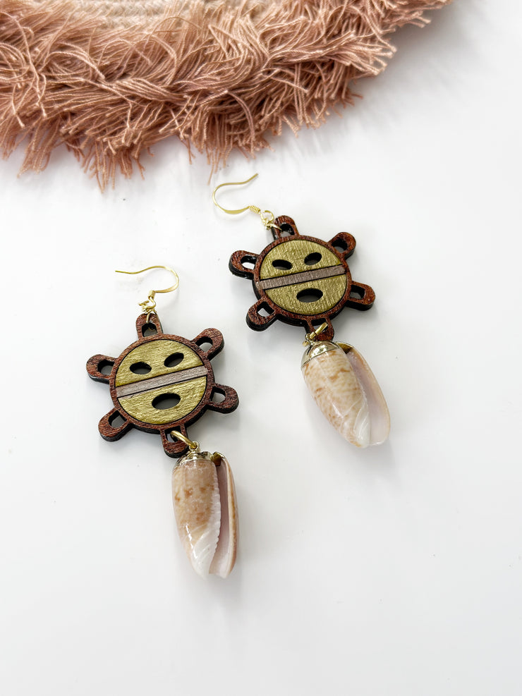 Sol Taino y Caracol Earrings