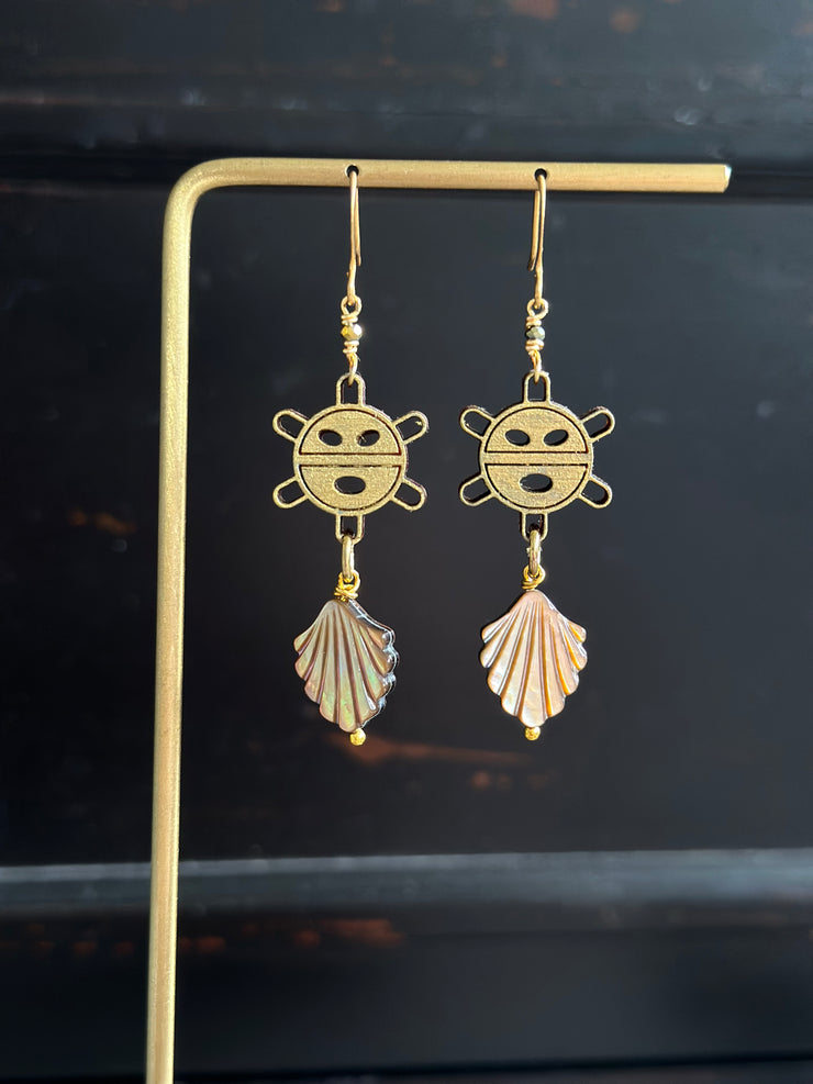 Sol Taíno Mother of Pearl Scallop Earrings