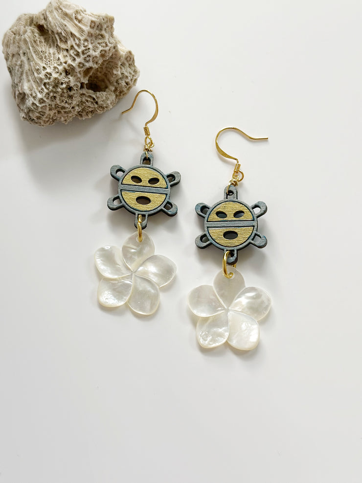 Sol Taíno Flower Mother of Pearl Earrings