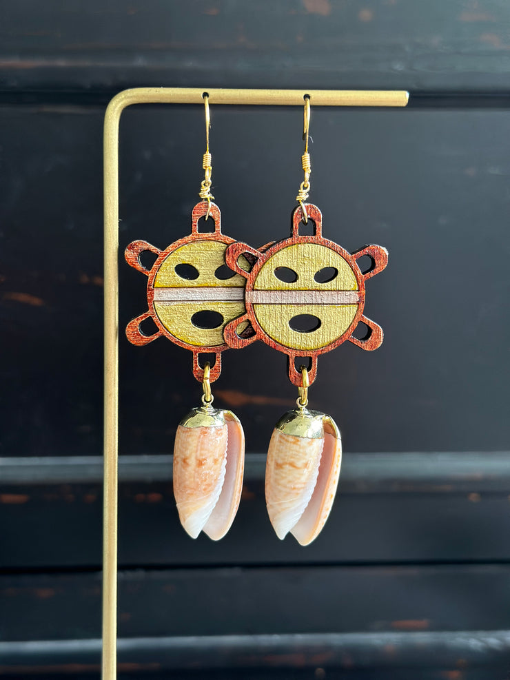 Sol Taino y Caracol Earrings