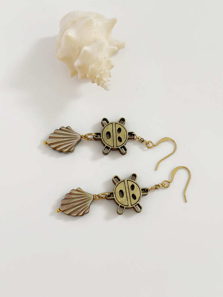 Sol Taíno Mother of Pearl Scallop Earrings