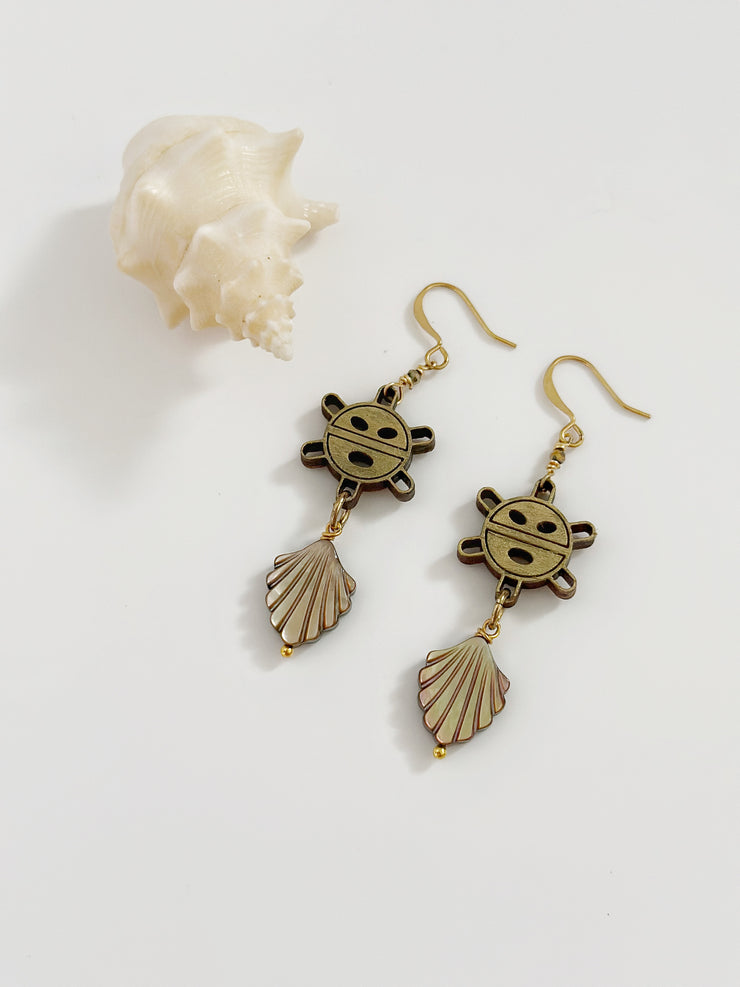 Sol Taíno Mother of Pearl Scallop Earrings